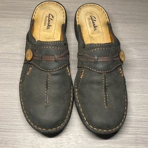 Clark Artisan Size 7M Black Mules Shoes 82710